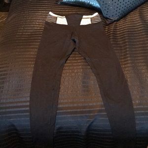 Lululemon Reversible Wunder Under Pants. Size 6